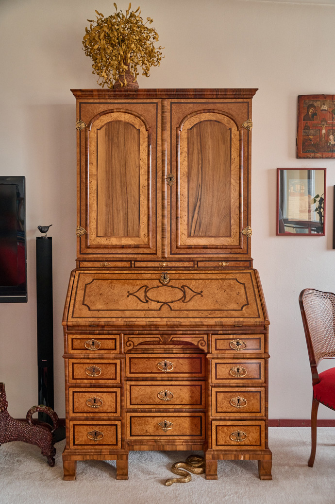 Pohled na starožitný sekretář, který se stěhoval až pod střechu.