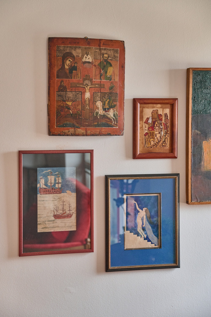 Obrázky na stěnách v obýváku