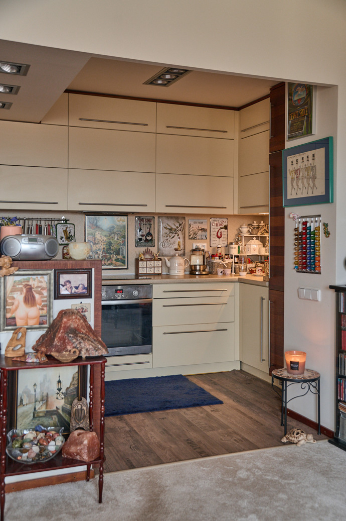 Pohled do kuchyně, až je to neuvěřitelné, i tady je spousta obrázků na každém volném místečku.