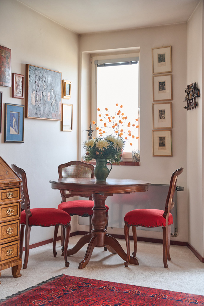 Malé posezení pod oknem