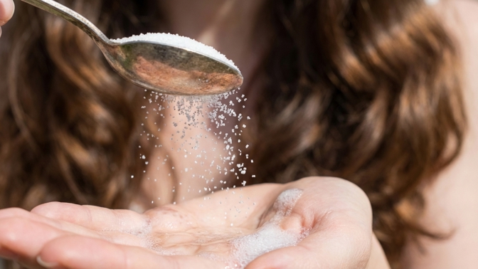 Sbohem mastným vlasům: Přidejte do šamponu lžičku cukru a dopřejte pokožce hlavy restart
