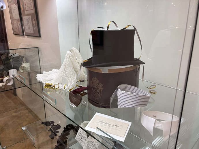 Velká černá buřinka je na ples ideální. 