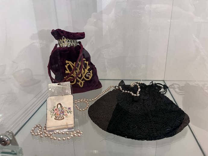 Výstava umožňuje nahlédnout do společenského života našich předků. 