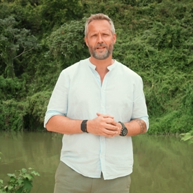 Moderátor Ondřej Novotný oznámil porušení pravidel. 