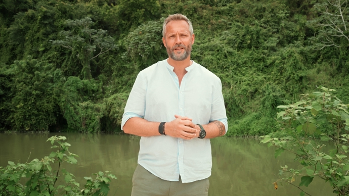 Moderátor Ondřej Novotný oznámil porušení pravidel. 