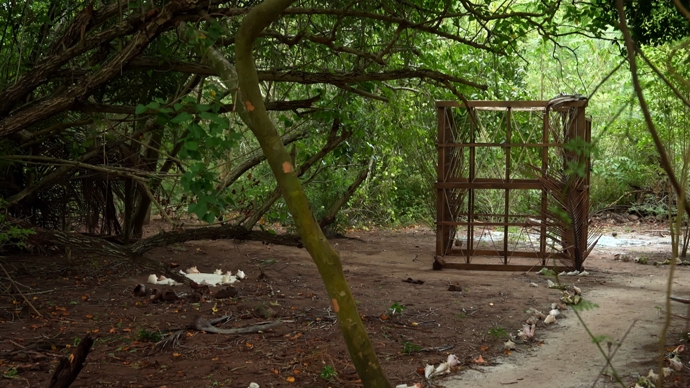 Poražené čekal trest v podobě klece.