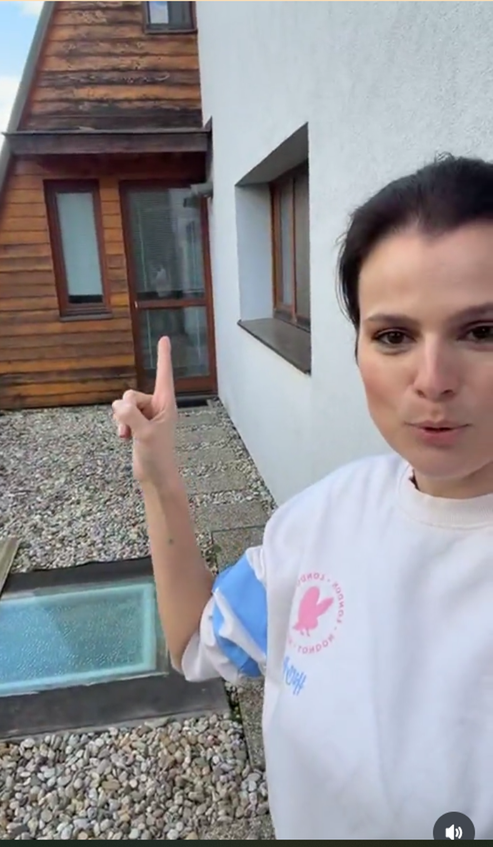 Ornella Koktová u nového domu.