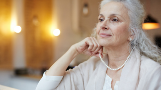 Starší elegantní žena