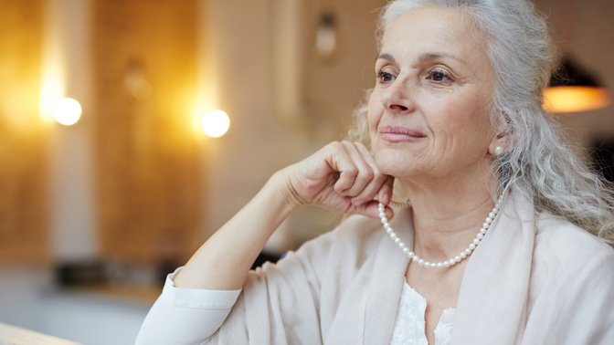 Starší elegantní žena