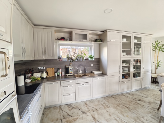 Hana Kynychová ukázala prostornou kuchyň.