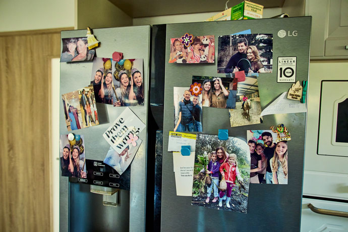 Na lednici má hned několik fotografií.