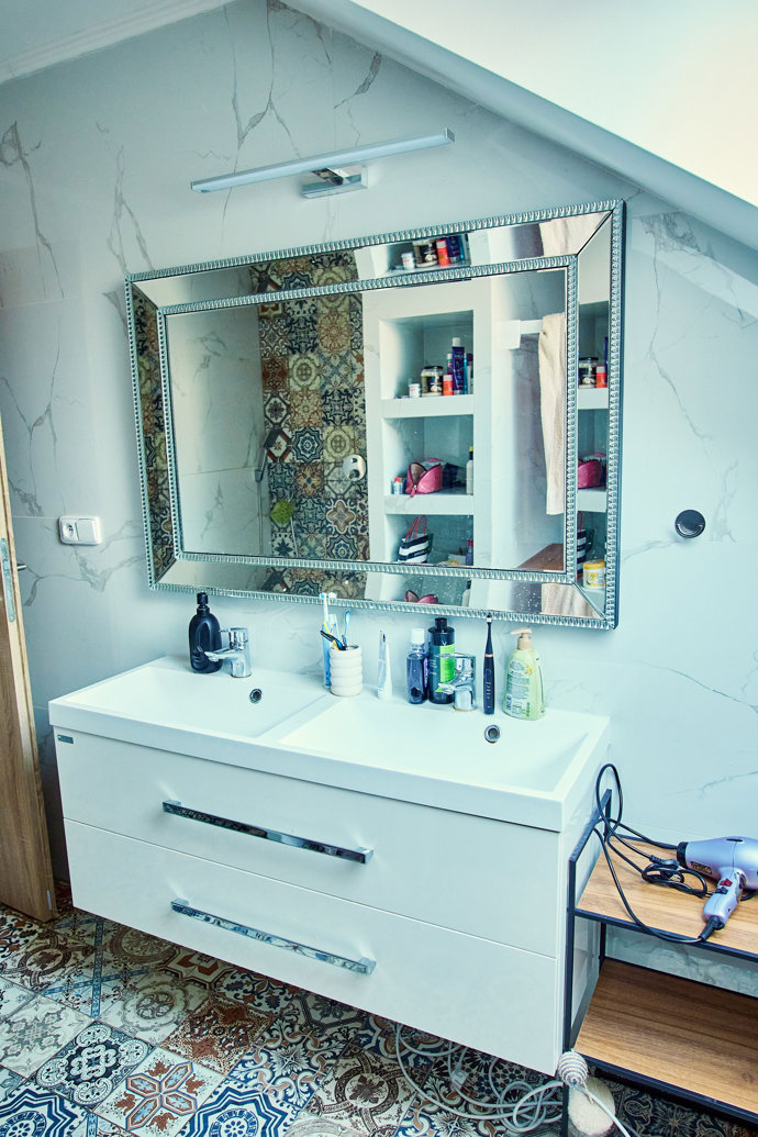 V koupelně má vše své místo.