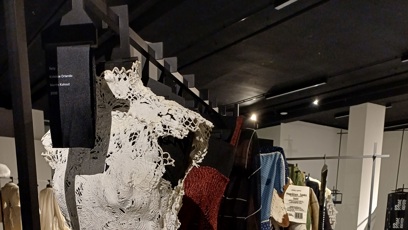 FOTO: Výstava Projekt: Dress Code v Domě umění v Ústí nad Labem.