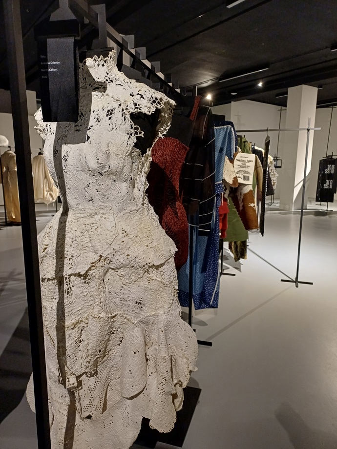 Výstava Projekt: Dress Code v Domě umění v Ústí nad Labem.