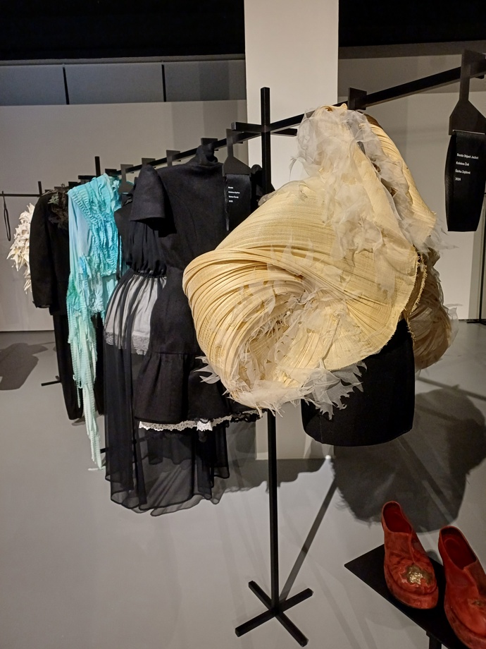 Výstava Projekt: Dress Code v Domě umění v Ústí nad Labem.