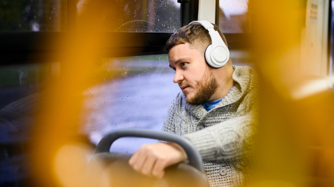 Mladý muž v tramvaji