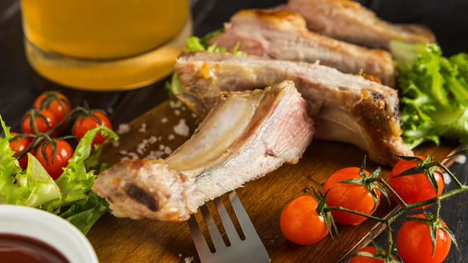 Jak na nejkřehčí bůček? Stačí přidat dvě kiwi pro dokonalé maso