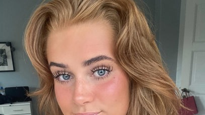 FOTO: Dvacetiletá Laura Rhod Søndergaard věrně doprovází dánský útočný talent Rasmuse Højlunda.