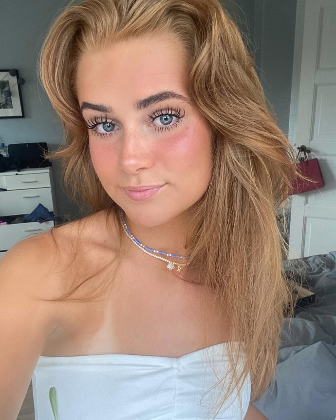 Dvacetiletá Laura Rhod Søndergaard věrně doprovází dánský útočný talent Rasmuse Højlunda.