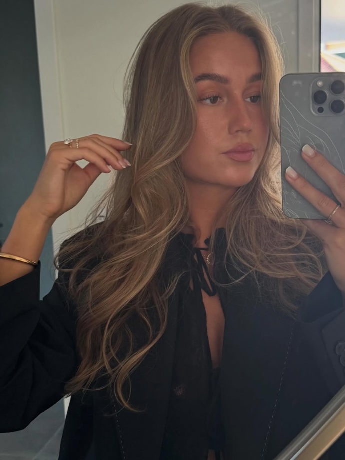 Sympatická Dánka stojí po boku dánského reprezentanta už od jejich středoškolských let a je jeho obrovskou fanynkou.