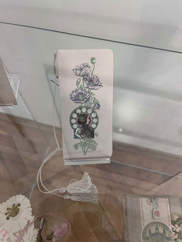 Kartičky jsou bohatě zdobené.