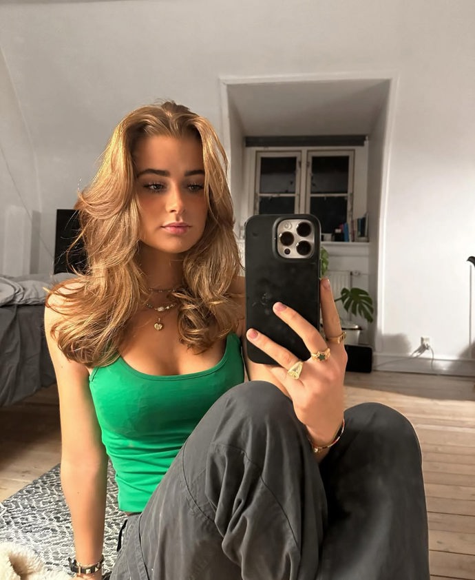 Půvabná blondýnka žije po boku hvězdy anglického Manchesteru United poměrně klidný a spokojený život.