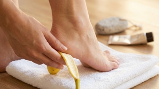 Vyhodila jsem pemzu i drahé krémy: Tento trik s banánovou slupkou vrátí vašim nohám po padesátce hedvábnou jemnost