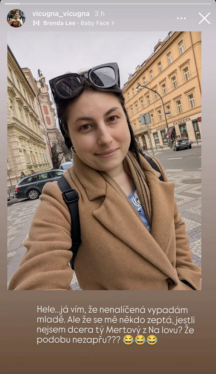  „Hele, já vím, že nenalíčená vypadám mladě. Ale že se mě někdo zeptá, jestli nejsem dcera tý Mertový z Na lovu? Že podobu nezapřu?“  Ta okomentovala Belladona svoji fotku bez líčidel na sociálních sítích.