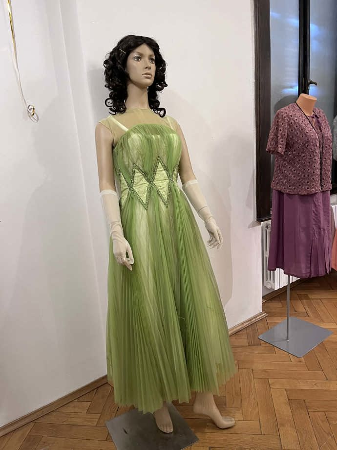 K zeleným plesovkám mohla dáma zvolit světlé rukavičky. 