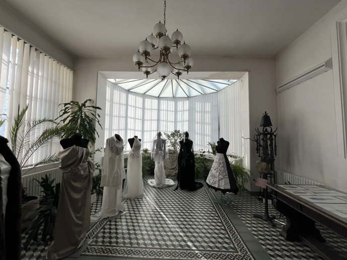 Součást výstavy tvoří také aktuální návrhy plesových šatů z dílny studentů Střední školy uměleckoprůmyslové Ústí nad Orlicí. 