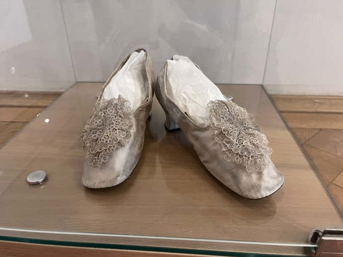 Zdobné jsou také botky na subtilním podpatku. 