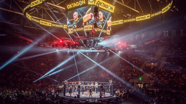 Tipnete si, kdo zvedne v zápasnickém ringu ve tvaru osmi hranu ruce vítězně nad hlavu?