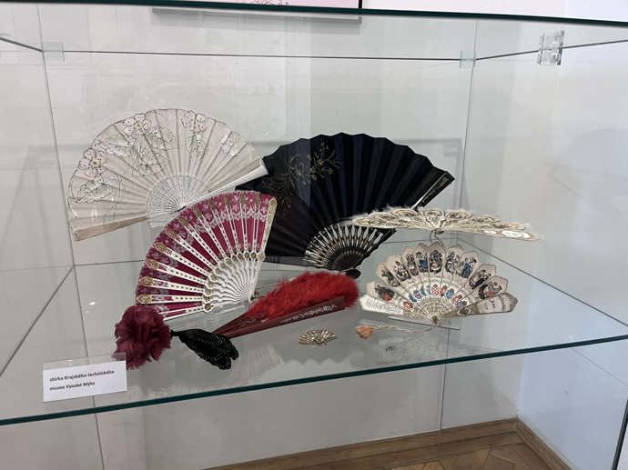 Lehký pohyb vějířem mohl dámám usnadnit komunikaci na parketu. 