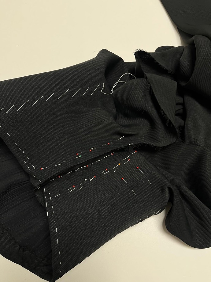 „Šaty pro Michaelu jsme vytvořili na dálku. Spolupracujeme dlouhodobě, takže jsme vycházeli z ověřeného střihu, který jsme upravili na aktuální míry,“ popsal proces návrhář.