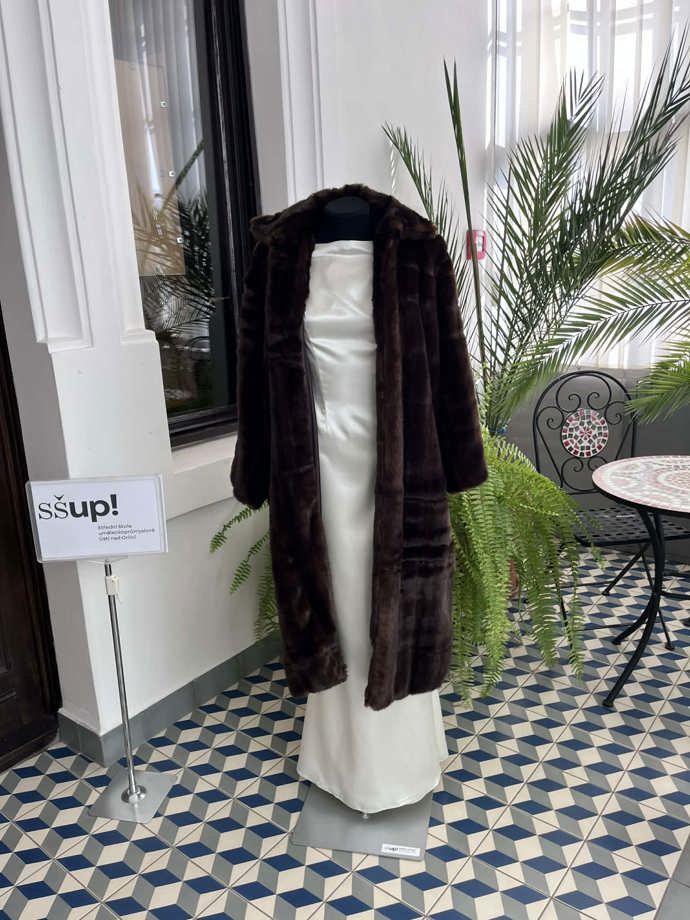 Bílý model s kožichem je dílem studentky Nikoly Vítové. 