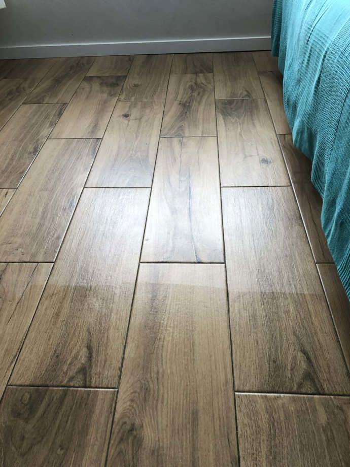 Tady názorně vidíte část, která je už umytá a velmi rychle uschla, a část, která je čerstvě "vytřená". Žádná přebytečná voda, žádné kapky kolem, žádné cestičky z vlasů nebo prachu. Vysavač vše vysál a zároveň vytřel.