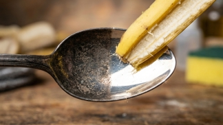 Váš klenotník o tomto triku mlčí: Černý povlak ze stříbra i šperků vyčistí tato věc z koše během pár okamžiků