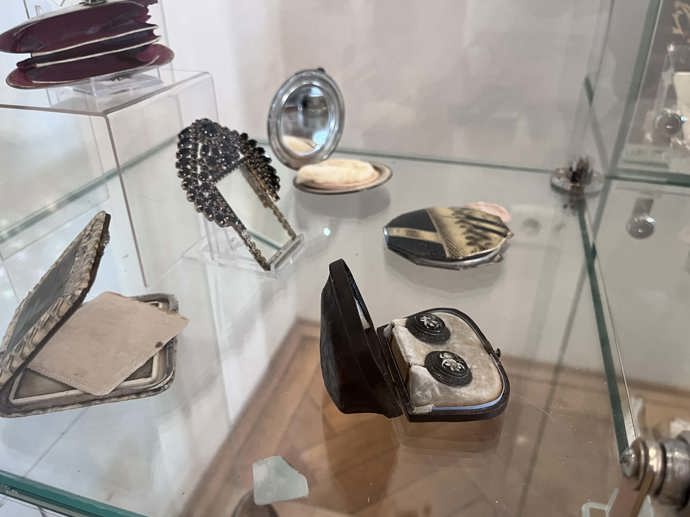 Nezbytnosti, které dámy ukrývaly ve svých kabelkách. 