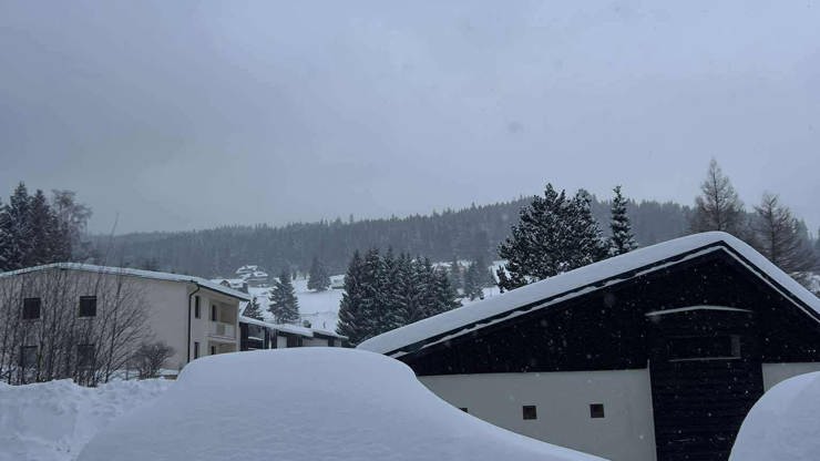 V Peci pod Sněžkou není o sníh nouze.