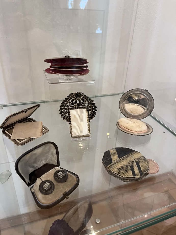 Pravá dáma se neobešla ani bez zrcátka nebo pudřenky. 