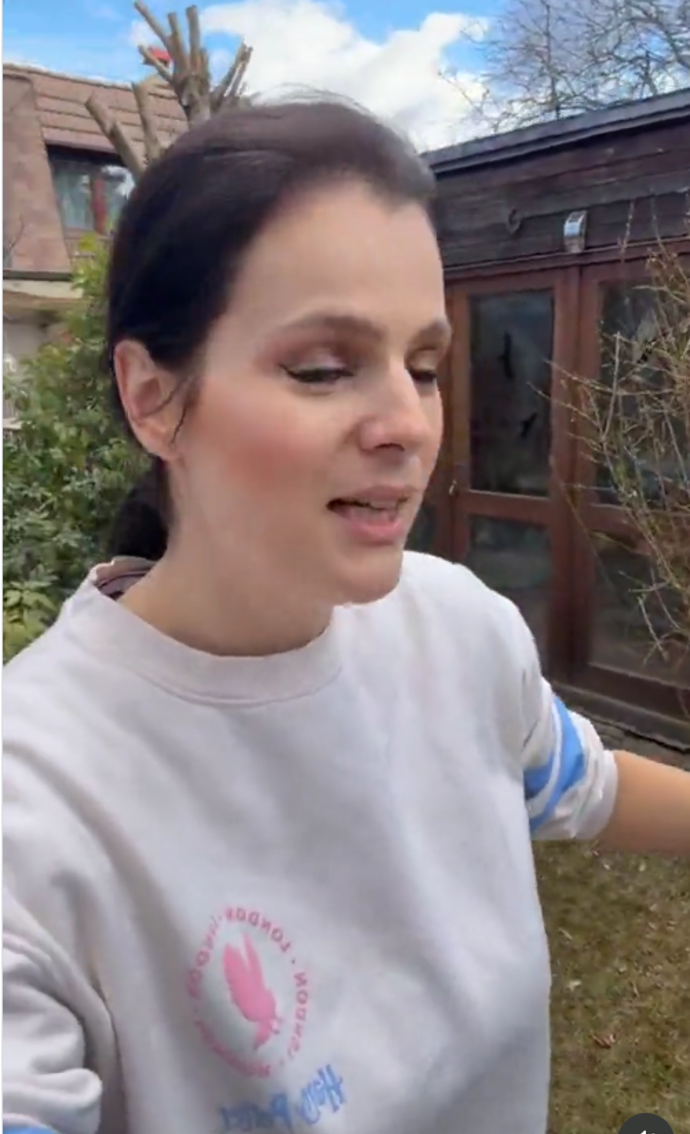 Ornella Koktová na zahradě.