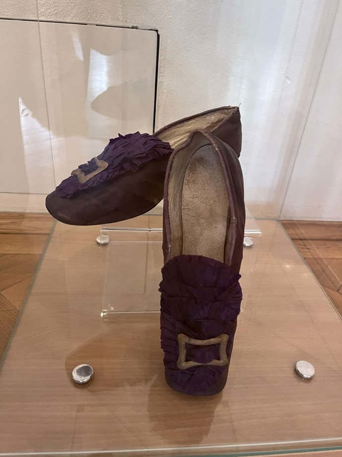 Boty v bordó barvě nejsou ochuzeny o krásnou sponu. 