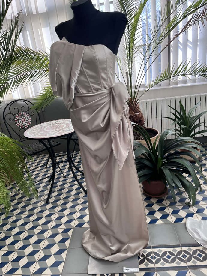 Nabírané šaty korzetového střihu vytvořila studentka Klára Martinová. 