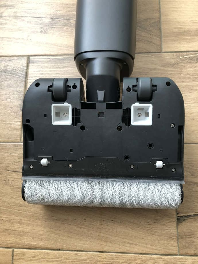 Na foto vidíte kartáč po vysávání, mytí a samovyčištění - neulpěla na něm žádná nečistota, nemusíte řešit zamotané vlasy... geniální!