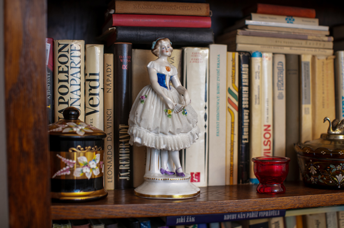 Detaily drobností z horního obýváku Františka Jiráska