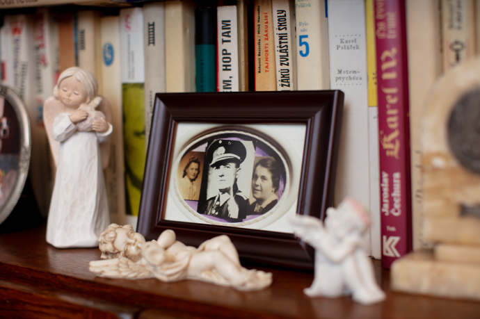 Detaily drobností z horního obýváku Františka Jiráska. 