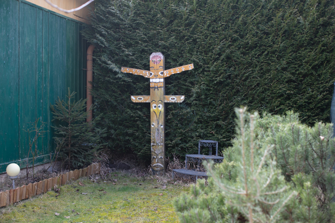 Na zahradě nechybí ani indiánský totem. 
