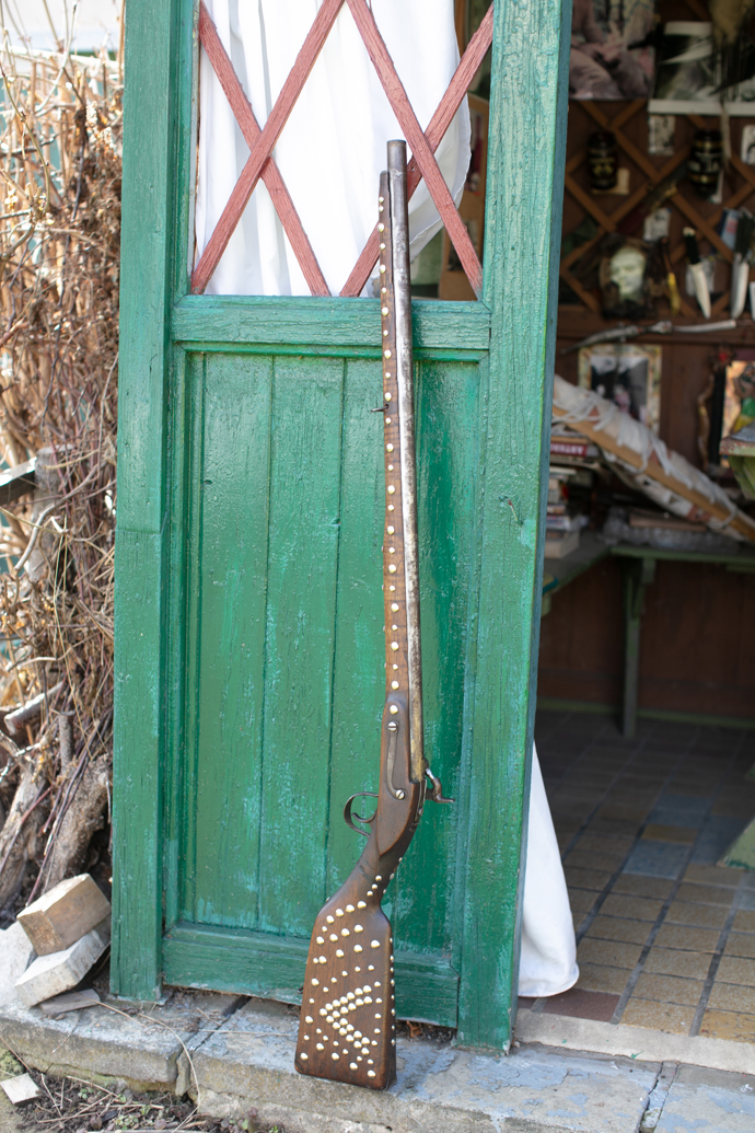 Starožitností má v domě i kolem něj František Jirásek přehršle. 