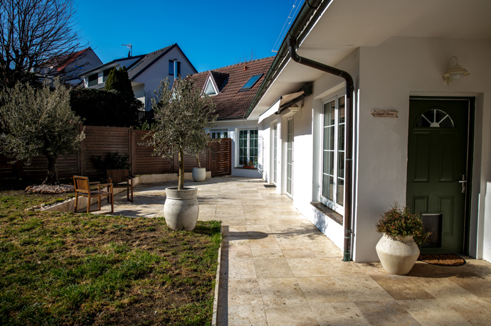 Pohled ze strany a v pozadí původní domeček 1 plus 1, který si Veronika Žilková koupila v Suchdole.