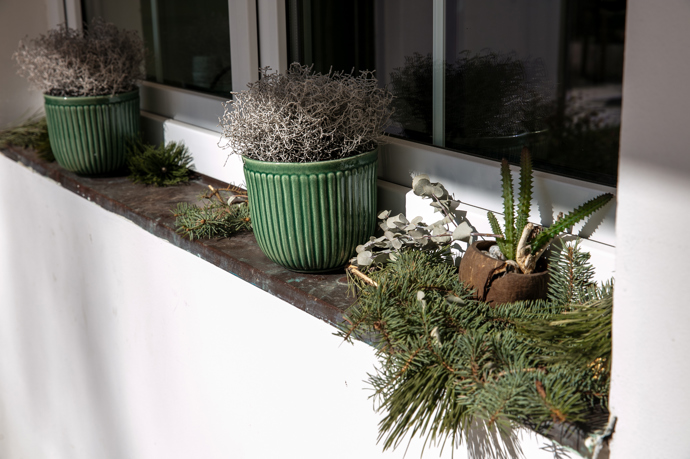 Dokud není teplo, jsou parapety ozdobeny aspoň provizorně.